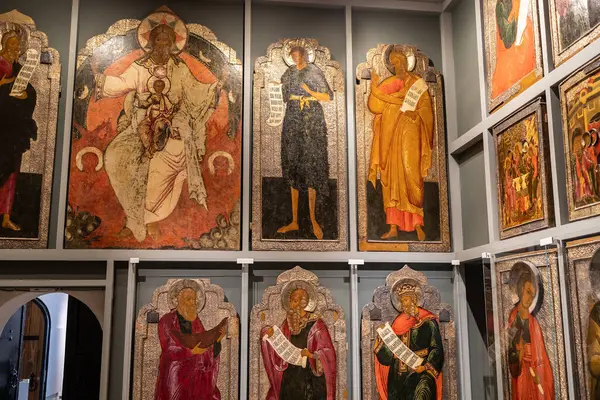 Moskova, Rusya - 13 Mart 2025: Andronikov Manastırı 'ndaki Orta Andrey Rublev Antik Rus Kültür ve Sanat Müzesi' nin duvarındaki eski tablolar