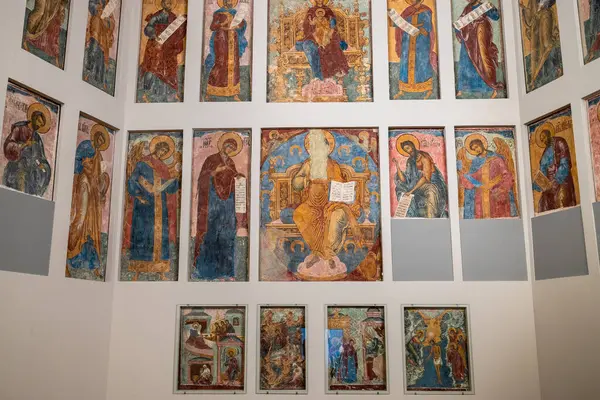 Moskova, Rusya - 13 Mart 2025: Andronikov Manastırı 'ndaki Orta Andrey Rublev Antik Rus Kültür ve Sanat Müzesinde birçok duvar resmi