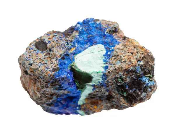 Jeolojik koleksiyondaki doğal taş örneğini kapatın. Beyaz arka planda izole edilmiş ham azurit ve malakit minerali.
