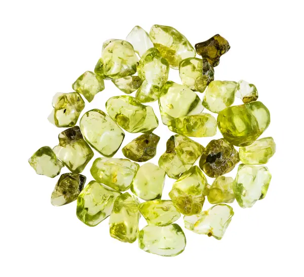 Jeolojik koleksiyondaki doğal taş örneklerini kapat - beyaz arka planda izole edilmiş birçok parafinli peridot mineralleri