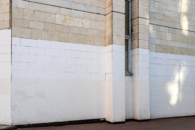 Beyaz boyalı tuğla duvar İlkbahar günü şehir evi