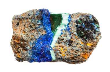 Jeolojik koleksiyondaki doğal taş örneklerini kapatın. Kesilmemiş azurit ve malakit mineralleri beyaz arka planda izole edilmiş.