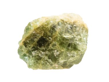 Jeolojik koleksiyondaki doğal taş örneğini kapatın. Beyaz arka planda izole edilmiş cilalanmamış yeşil beril mineral.