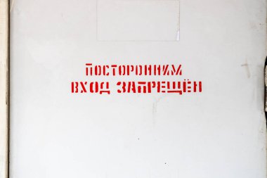 Kırmızı boya işareti. Kapıda Rusça 'da yabancılar giremez.