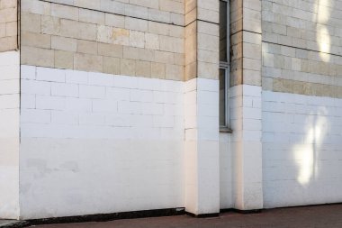 Beyaz boyalı tuğla duvar İlkbahar günü şehir evi