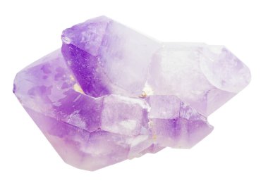 Jeolojik koleksiyondaki doğal taş örneklerini kapatın. Kesilmemiş ametist kristalleri, beyaz arka planda izole edilmiş mineraller.