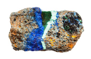 Jeolojik koleksiyondaki doğal taş örneklerini kapatın. Kesilmemiş azurit ve malakit mineralleri beyaz arka planda izole edilmiş.