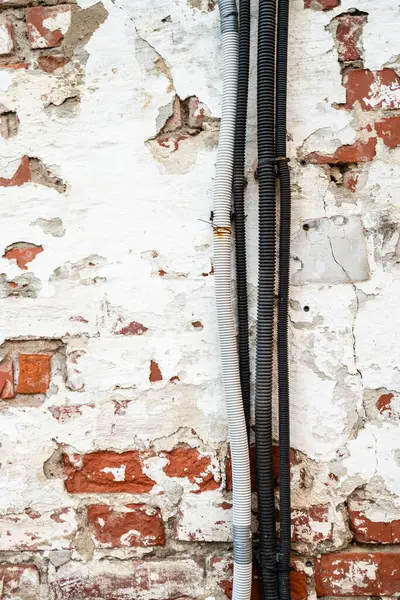 Moskova 'daki kurtarıcının Andronikov Manastırı' ndaki eski tuğla duvardaki kablolar ve kablolar.