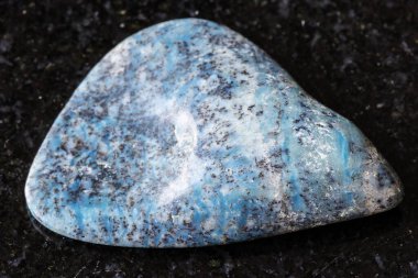 Yakutia, Rusya 'dan yakın plan üzerinde sarılmış dianit minerali örneği