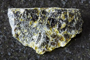 Rusya 'nın Kola Yarımadası' ndan siyah granit zemin üzerinde sert diopside kaya örneği