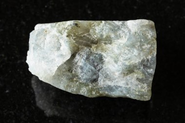 Madagaskar yakınlarında siyah granit zemin üzerinde kaba gri labradorit kaya örneği