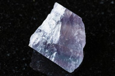 Rusya 'dan yakın plan üzerinde saf mor çizgili florit minerali örneği