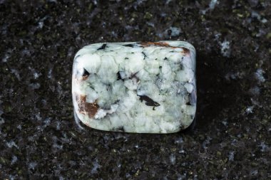 Khibiny, Kola Yarımadası, Rusya yakınlarındaki siyah granit arka planda devrilmiş khibinit minerali örneği