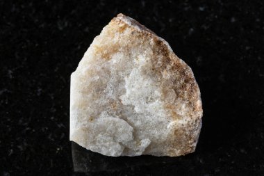 Rusya, Karelia 'dan yakın plan üzerinde ham kahverengi kuvarsit minerali örneği