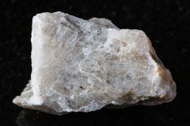 Kuzey Karelia, Rusya 'dan yakın mesafeden siyah granit zemin üzerinde ham oligoclaz kaya örneği