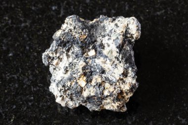 Rusya 'daki Kola Yarımadası' ndan yakın plan üzerinde ham kriptomelane minerali örneği.