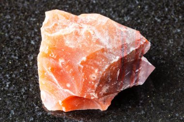 Jambul, Kazakistan 'daki siyah granit arka planda ham carneol chalcedony minerali örneği