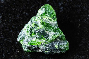 Yakutia, Rusya 'dan yakın plan üzerinde ham krom diopside mineral örneği.