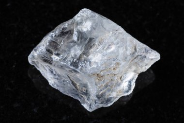 Siyah granit arka planda kaba kaya kristal minerali örneği yakın plan