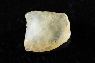 Doğu Sahra, Mısır 'daki siyah granit zemin üzerinde çiğ libyan çöl camı örneği.