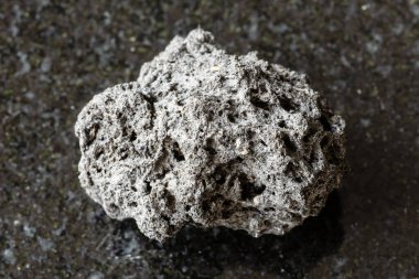 Sicilya yakınlarındaki siyah granit zemin üzerinde sert sünger taşı örnekleri.