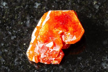 Siyah granit arka planda kaba vanadinit kristali örneği. Mibladen, Fas 'tan yakın mesafede.