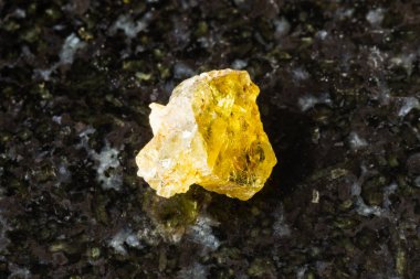 Siyah granit zemin üzerinde sert sinhalit kaya örneği Myanmar 'dan yakın plan