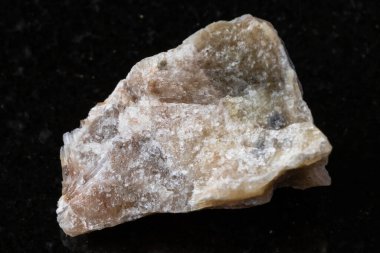 Rusya, Güney Urallar 'dan yakın planda siyah granit zemin üzerinde ham kancrinit kaya örneği