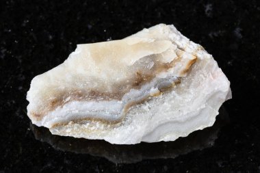 Shaitanka, Orta Ural, Rusya 'dan yakın planda siyah granit arkaplan üzerine çiğ şeytan perelivte minerali örneği