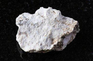 Rusya 'daki Kola Yarımadası' nın yakınındaki siyah granit zemin üzerinde sert albit taşı örneği