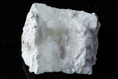 Siyah granit zemin üzerinde ham pinnoit kaya örneği Kazakistan 'dan yakın plan