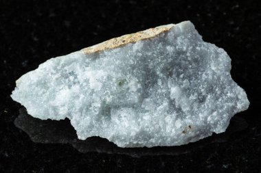 Siyah granit zemin üzerinde ham yeşim taşı örneği Rusya, Hakassia 'dan yakın plan