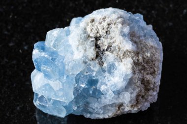 Madagaskar yakınlarında siyah granit arka planda ham göksel mineral örneği