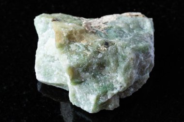 Siyah granit zemin üzerinde rodingite kaya örneği. Kazakistan 'dan yakın plan.