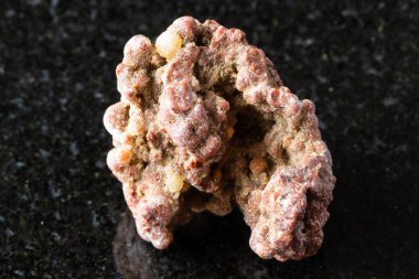 Siyah granit zemin üzerinde işlenmemiş kaya örneği yakın plan