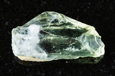 Siyah granit arka planda kaba prasiolite minerali örneği yakın plan