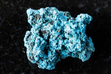 Katanga, Kongo yakınlarındaki siyah granit arka planda kaba baraka minerali örneği