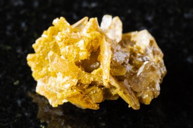 Rusya, Altai 'den yakın mesafeden siyah granit zemin üzerinde ham sera taşı örneği