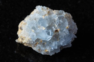 Siyah granit zemin üzerinde sert gök taşı örneği yakın plan