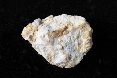 Siyah granit arka planda sert xonotlite minerali örneği Azerbaycan 'dan yakın plan