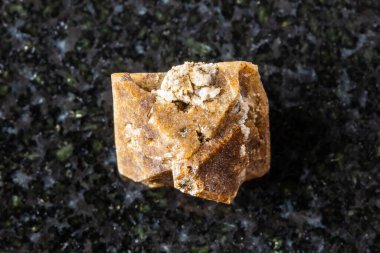 Khibiny, Kola Yarımadası, Rusya yakınlarındaki siyah granit zemin üzerinde ham zirkon kristali örneği