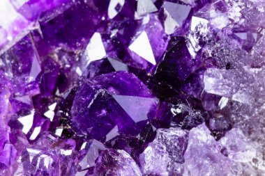 Doğal ham ametist kristallerinin jeodu.