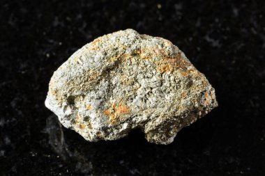 Siyah granit zemin üzerinde işlenmemiş pirit taşı örneği Rusya 'dan yakın plan