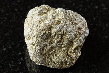 Rusya 'dan yakın plan üzerinde işlenmemiş pirit minerali örneği