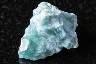 Siyah granit arka planda pürüzlü brüt mineral örneği Rusya 'nın Orta Urallar kentinden yakın plan