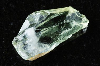 Siyah granit zemin üzerinde çiğ prasiolit kaya örneği yakın plan