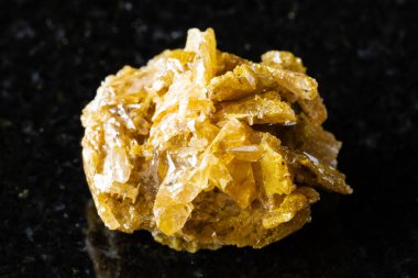 Rusya 'nın Altai kentindeki siyah granit zemin üzerinde ham sera cevheri örneği