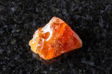 Rusya, Orta Urallar 'dan yakın plan siyah granit arkaplan üzerinde kaba şema minerali örneği