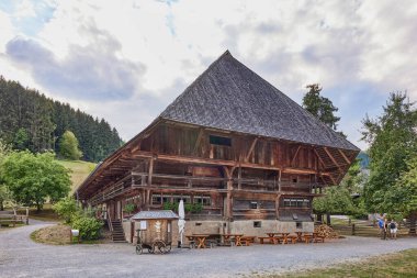 Almanya 'nın Gutach kentindeki Kara Orman Açık Hava Müzesi (Vogtsbauernhof)