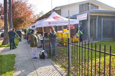  Poor people  receive  food aid  in San Jose, California